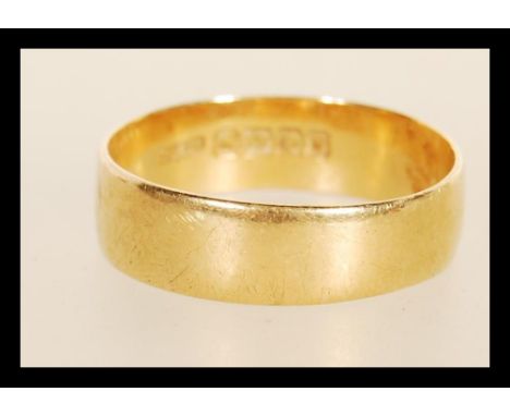 A hallmarked 18ct gold wedding band ring. Hallmarked Birmingham 1921. Weight 4.8g. Size V.&nbsp;