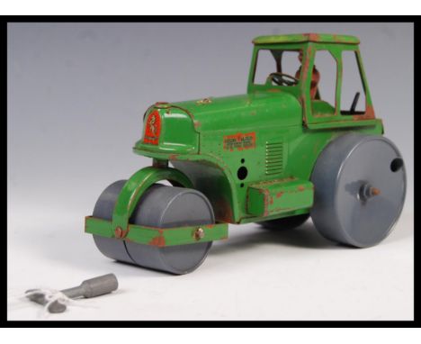 An original vintage Tri-Ang Minic tinplate clockwork mechanical wind up Aveling Barford diesel road roller. Condition fair.
