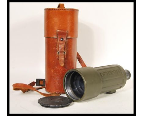 A vintage 20th Century West German Optolyth spotting scope 30x80 Ceralin Vergutung complete in fitted leather case with end c