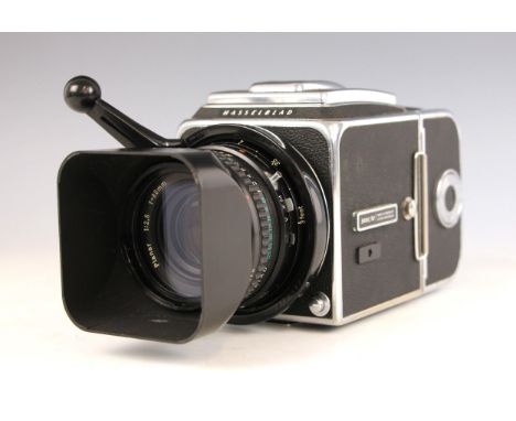 A Hasselblad 500C/M medium format camera, chrome finish, serial No UUC 202013, fitted with a Carl Zeiss Planar T* 1:2,8 f=80m