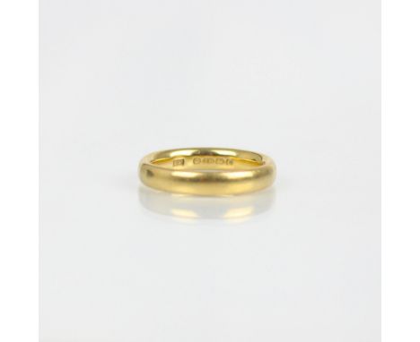 An 18ct yellow gold wedding band, stamped 'SH' Birmingham 1927, ring size L, 4.6gms