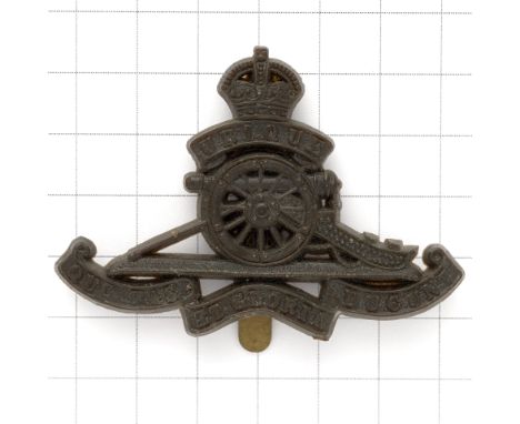 Royal Artillery rare WW2 plastic economy ‘gun’ cap badge.(KK 2202)Brass sliderVGC