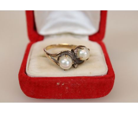 Ladies yellow metal pearl set dress ring. 