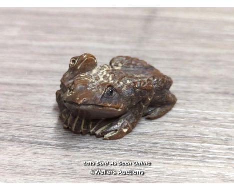 JAPANESE CARVED NETSUKE OF A TOAD FAMILY, MAKERS MARK ON THE BASE