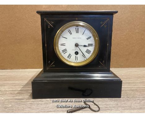 A WORDLEY BROS BLACK SLATE MANTLE CLOCK WITH KEY IN WORKING ORDER, 22 X 21 X 12.5CM 