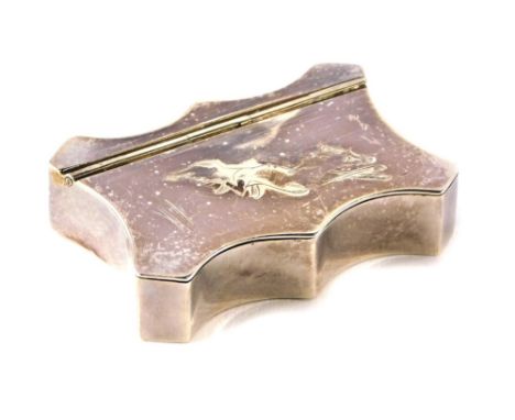 An Elizabeth II silver snuff box, the rectangular shaped lid decorated with a fox, Sheffield 1975, 1½oz, 5.5cm wide.