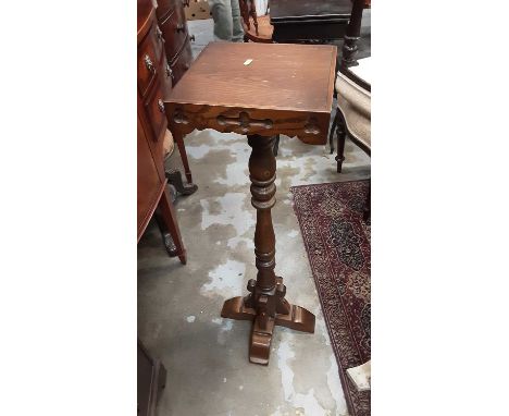 Old Charm oak plant stand, 93cm high, together with another plant stand, 90.5cm high, an occasional table and a table lamp (4