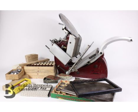 Adana 8 x 5 printing machine, nr 476, complete with a box of accessories, including type face and tools.&nbsp;