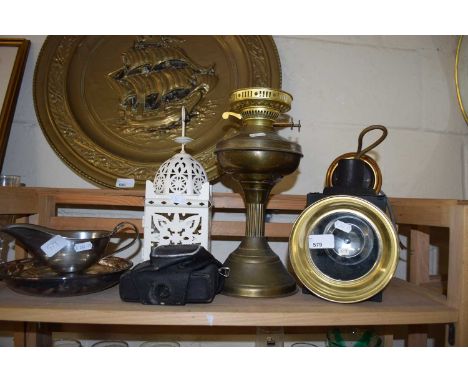 MIXED LOT: BRASS BASED OIL LAMP, REPRODUCTION RAILWAY LANTERN AND VARIOUS OTHER ITEMS