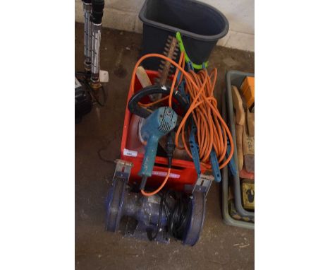MIXED LOT: ASSORTED TOOLS, HEDGE TRIMMER, BENCH GRINDER ETC