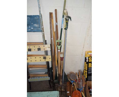 QUANTITY OF VARIOUS ASSORTED GARDEN TOOLS