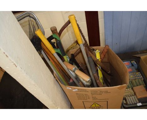BOX OF VARIOUS ASSORTED GARDEN TOOLS