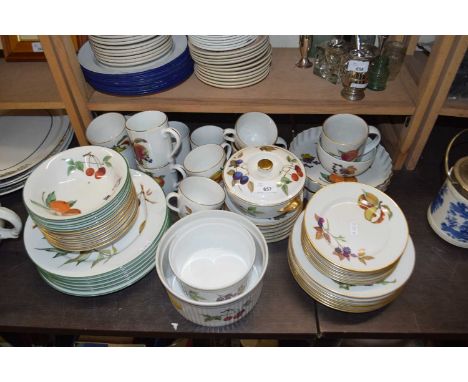 QUANTITY OF ROYAL WORCESTER EVESHAM AND EVESHAM VALE TEA AND TABLE WARES