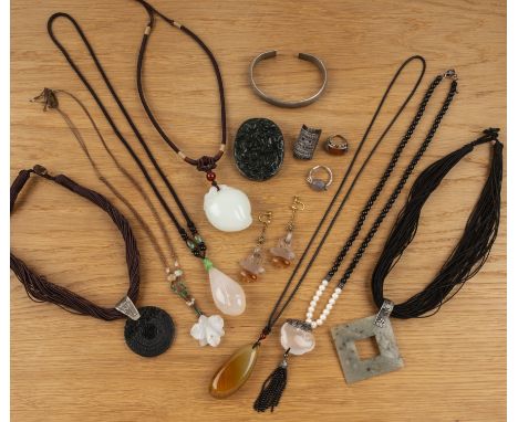 Collection of jewellery Chinese, 20th Century and laterto include: agate, hardsone and jade pendants, a pair of carved agate 