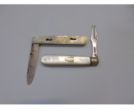 A mother of pearl handled silver penknife and fork set, Sheffield 1907.