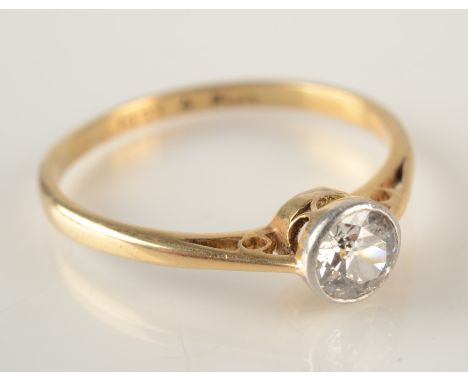An 18ct yellow gold solitaire diamond ring. Condition report: Aprox carat 0.33cts. 