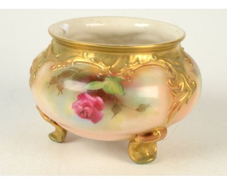 A Royal Worcester Edwardian blush ivory ground tripod bowl painted with roses, shape 183, maximum diameter 11.5 cm, height 8 