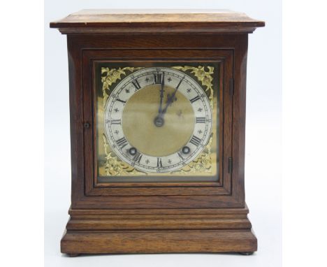 An oak bracket clock, early 20th century, height 25cm, width 21cm.