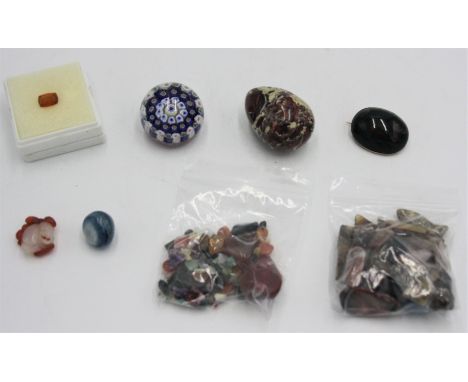 A serpentine egg, various unmounted agates, a tiny jade carving etc.