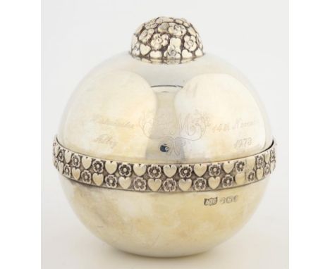 THE ROYAL WEDDING 1973.  AN ELIZABETH II COMMEMORATIVE ORB SHAPED TRINKET BOX AND COVER, 10.5CM H, SHEFFIELD 1973, 1OOZS 10DW