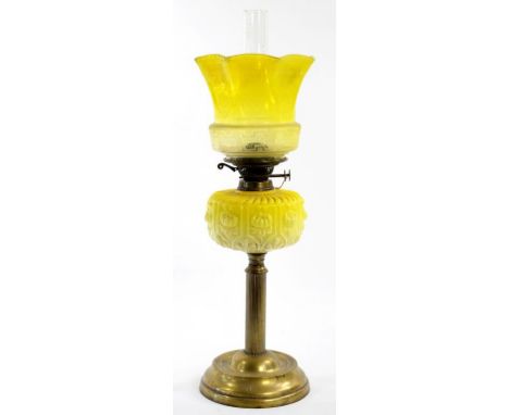 A LATE VICTORIAN BRASS OIL LAMP WITH MOULDED YELLOW GLASS MOUNT, BRASS BURNER AND YELLOW ETCHED GLASS SHADE, 59CM EXCLUDING C
