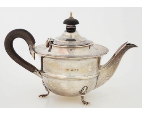 AN EDWARD VII SILVER BACHELOR'S TEAPOT ON THREE FEET, 12CM H, BIRMINGHAM 1904, 7OZS 10DWTS 