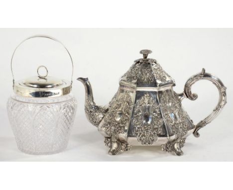 AN EDWARD VII SILVER MOUNTED CUT GLASS BISCUIT BARREL AND COVER WITH SWING HANDLE, 21CM H, BIRMINGHAM 1907 AND AN ORNATE VICT