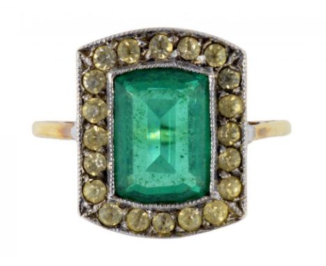 A GREEN AND YELLOW PASTE CLUSTER RING, EARLY 20TH C  IN GOLD, INDISTINCTLY MARKED, 3.7G, SIZE I++Satisfactory condition, ligh