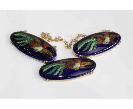 Oriental three-panel porcelain necklace with 9 carat gold chain