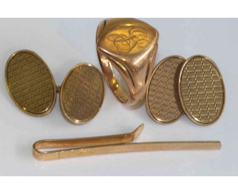 9 carat gold signet ring, pair of cufflinks and tie clip (4) gross 12grams