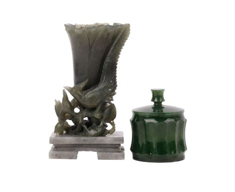 Ziervase und Deckeldose aus grüner Jade. CHINA: 1.) Vase in Form einer Blüte mit vollplastischen Paradiesvögeln, auf quadrati