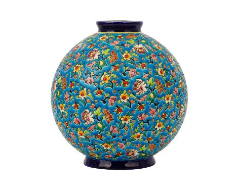 LONGWY Vase, nach 1920. Heller Scherben mit einem floralen Emailledekor (5900), unterseitig gemarkt, H. ca. 24 cm. Alters- un