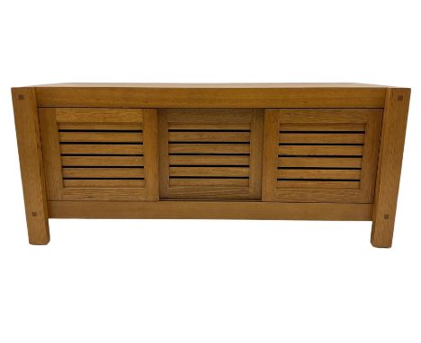 Large light oak entertainment console standDimensions: Height:&nbsp;66cm&nbsp; Length/Width:&nbsp;154cm&nbsp; Depth/Diameter: