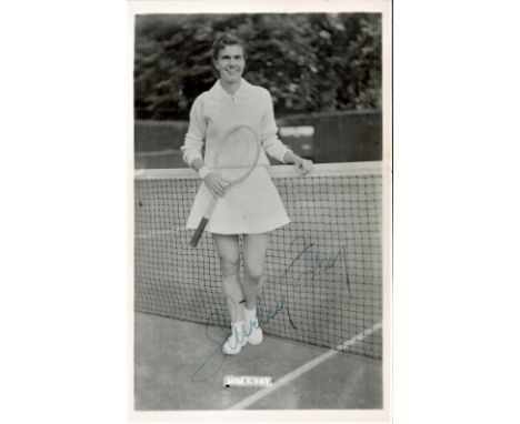 Tennis, Shirley Fry signed 6x4 black and white vintage photograph. Fry: June 30, 1927 - July 13, 2021) was an American tennis