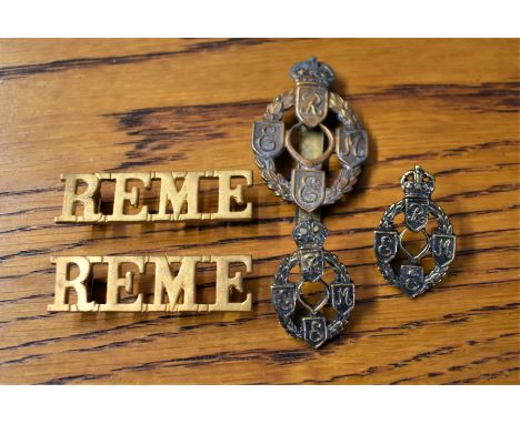 Royal Electrical and Mechanical Engineers WWII Cap Badge and Collar Badges and Shoulder Title Pair. K&amp;K: 2127
