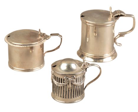 A WILLIAM IV SILVER MUSTARD by John Evans II, London 1833, of tankard form with gadrooned lid and shell thumbpiece, 6cm high;