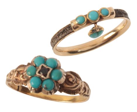 AN ANTIQUE TURQUOISE DRESS RINGin 15ct gold, set with a round cut garnet in a cluster of turquoise cabochons, to stylised sho
