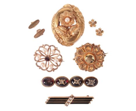 A COLLECTION OF ANTIQUE JEWELLERYincluding a black enamel and pearl bar brooch, a garnet and diamond bar brooch, a garnet and