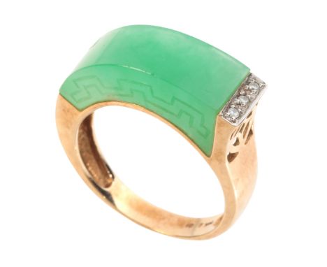 A JADE RINGin 14ct gold, in a stylised design, set with a carved pieces of jade, accented by round brilliant cut diamonds, st