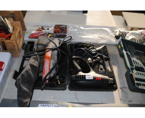 A Skil 1600W, 240V hot air gun with attachments in fitted plastic case and a Challenge electric sander with dust collector
