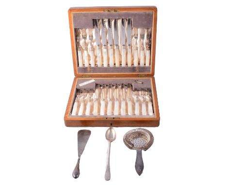 Set of twelve silver plated dessert knives and forks, silver ferrrules, mother-of-pearl handles, in an oak case, 29cm; togeth