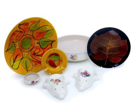A small quantity of various Poole pottery including two wall pockets, a fruit bowl, an ashtray, a leaf plate etc