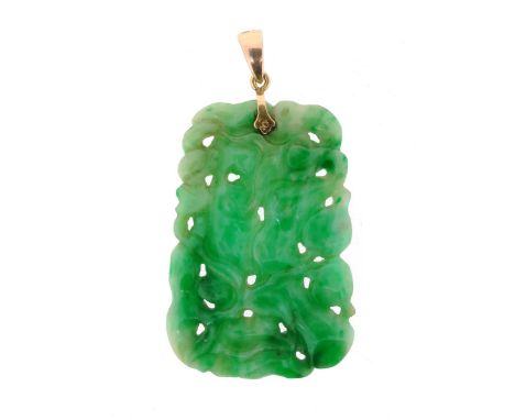 A pierced and carved jade plaque pendant, gold mount. 4.2cm high.  1602.
