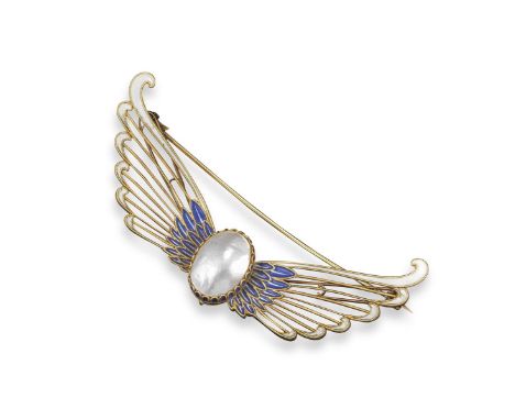 A mabé pearl and enamel gold wings brooch by Giuliano, set with a large mabé pearl within ropetwist deigns stylised wings, de