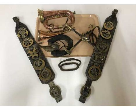 A tray of horse brasses, stirrups, hunting horn and bugle etc 