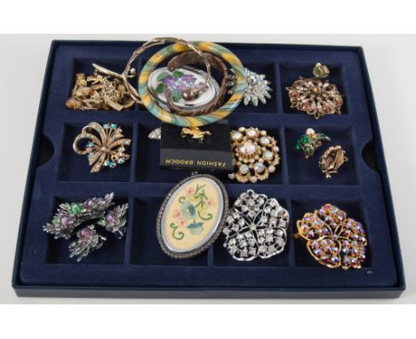 Vintage costume jewellery - brooches, pendants. tumbled semi-precious stones, two embroidered brooches etc