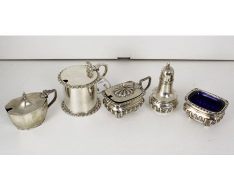 A Victorian silver lidded drum mustard, London 1898, plain with gadrooned borders, shell thumbpiece and foliate capped scroll