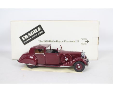 Danbury Mint - A boxed Danbury Mint diecast 1:24 scale 1938 Rolls Royce Phantom III. The model in maroon appears to be in Goo