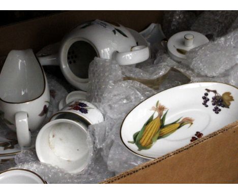A LARGE SELECTION OF 20TH CENTURY ROYAL WORCESTER EVESHAM PATTERN DINNER WARE including plates, tea cups, side bowls, tea pot