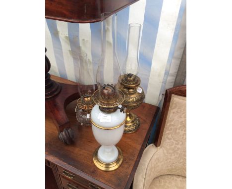 A VICTORIAN BRASS OIL LAMP with pressed acanthus leaf banded decoration and etched glass shade, 53cm high overall together wi